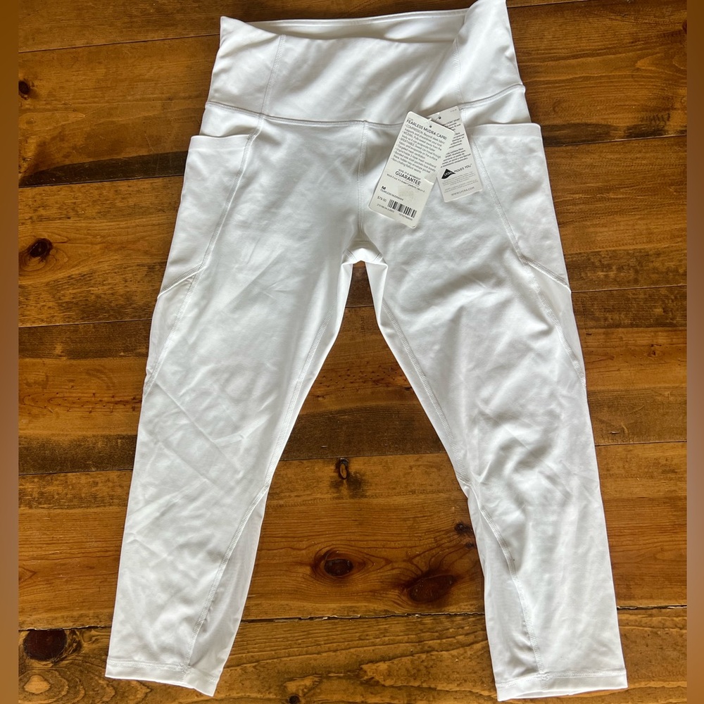 NWT White Athleta Fearless Mudra Capri Medium